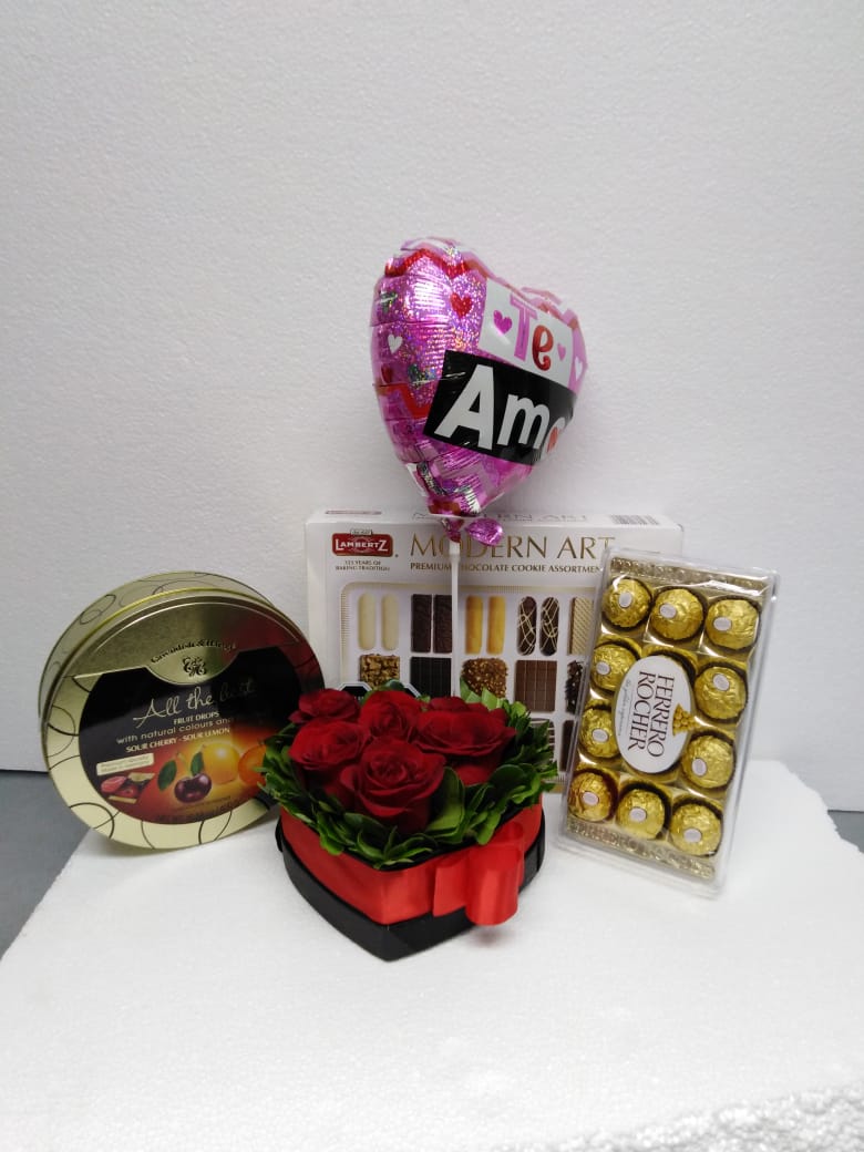 Caja corazn con 6 Rosas ms Bombones Ferrero Rocher 150grs, Galletas 500grs, Caramelos Mix 175grs y Globito 